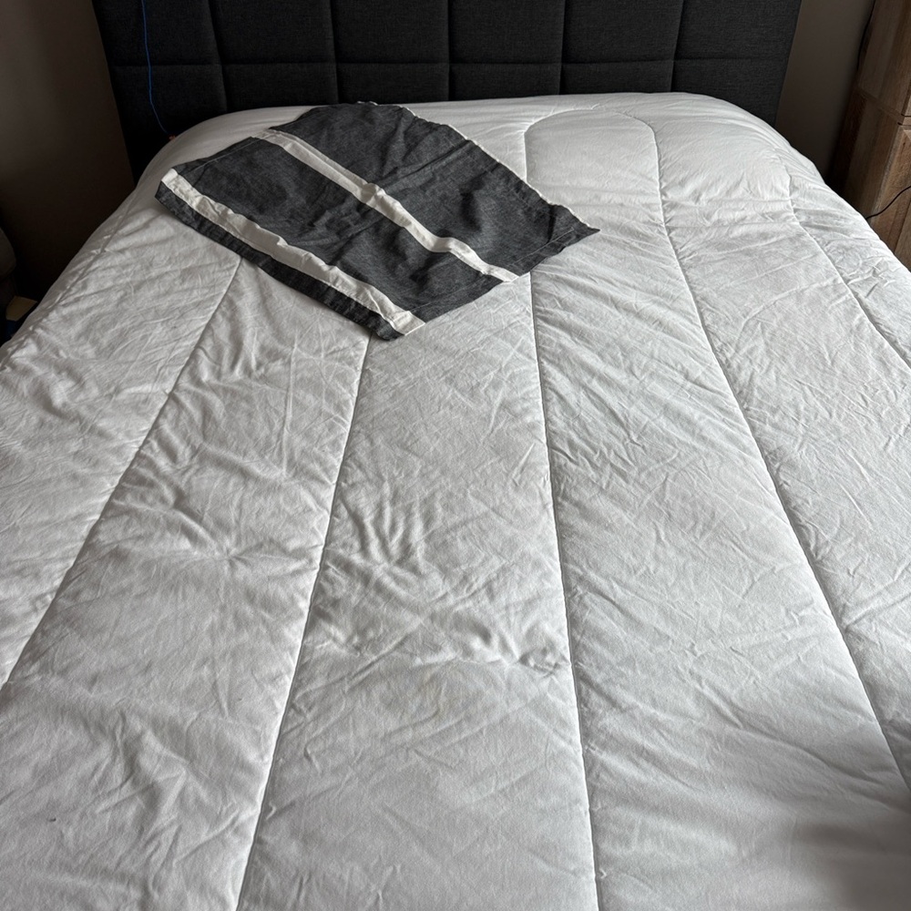 TOMMY HILFIGER made in the USA! white comforter set with 2 shams!